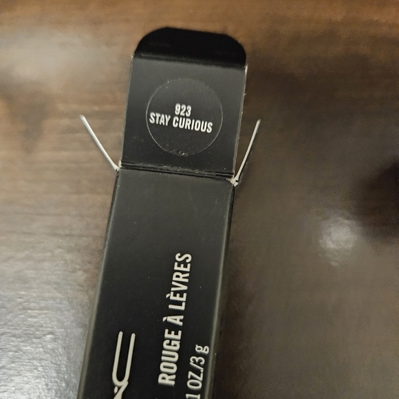 Mac POWDER KISS LIPSTICK on Stay Curious 923 (NIB) - Picture 4 of 5